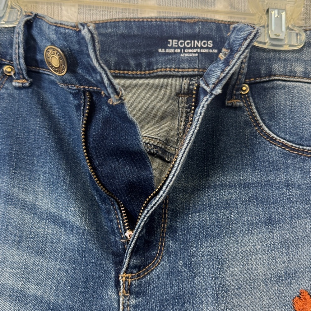 Chico's Blue Wash Jeggings with‎ Floral Embroidery US Size 6R / Chicos Size 0.5R - Picture 4 of 14